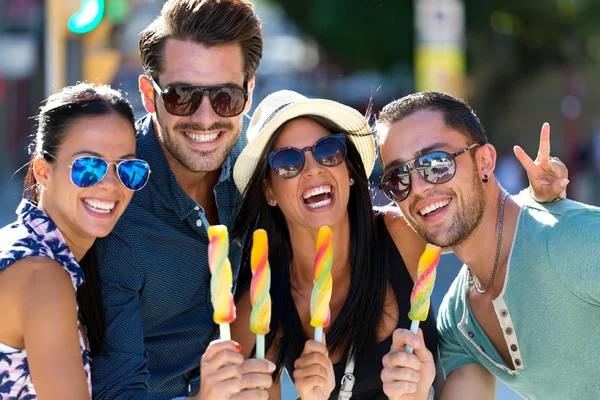 Ritratto di gruppo di amici che mangiano gelato . — Foto Stock