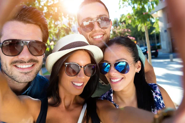 Portrait of group friends taking photos with a smartphone. — Stock Photo, Image