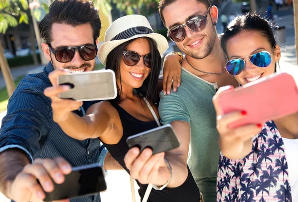 Retrato de amigos de grupo tomando fotos con un smartphone . —  Fotos de Stock