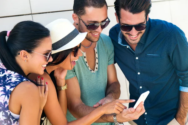 Retrato de grupo de amigos se divertindo com smartphones . — Fotografia de Stock