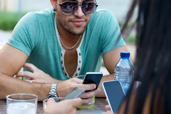 Portrait of group friends having fun with smartphones. — Stock Photo, Image