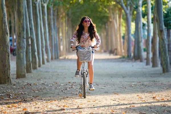 Vrij jong meisje paardrijden fiets in een forest. — Stockfoto