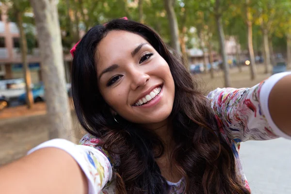 Estudiante bonita tomando una selfie . — Foto de Stock