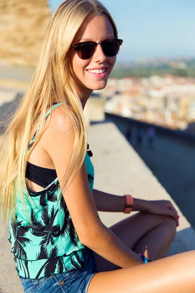 Pretty blonde girl sitting on the roof. — Stock Photo, Image