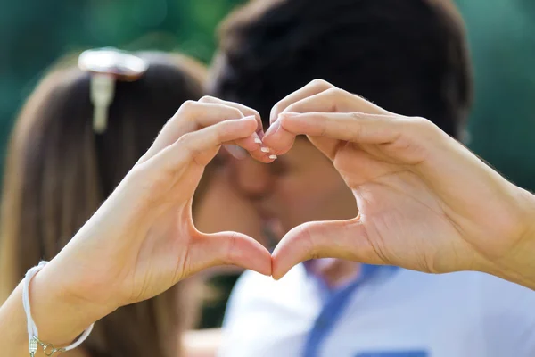 Joyeux jeune couple qui s'amuse dans un parc . — Photo