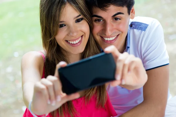 Couple prenant des photos d'eux-mêmes avec téléphone intelligent sur romantique p — Photo
