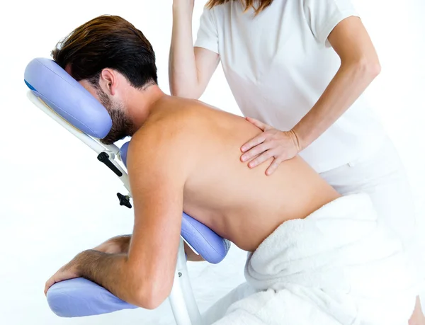 Massagista fazendo massagem no corpo do homem no salão de spa . — Fotografia de Stock