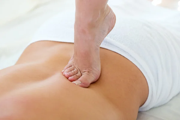 Massaggiatore facendo massaggio sul corpo dell'uomo nel salone spa . — Foto Stock