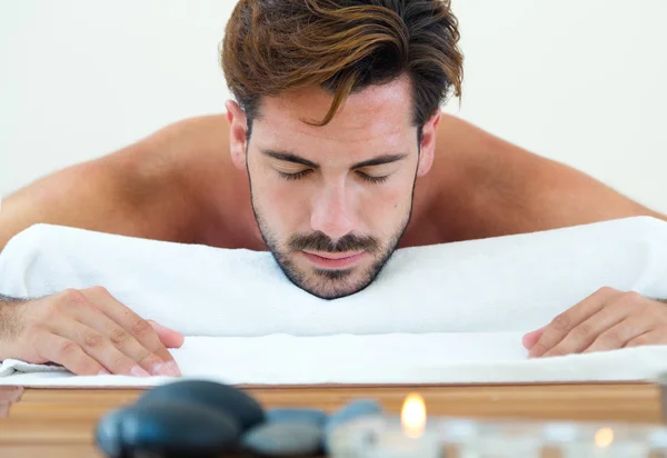 Masseur faisant massage sur le corps de l'homme dans le salon de spa . — Photo