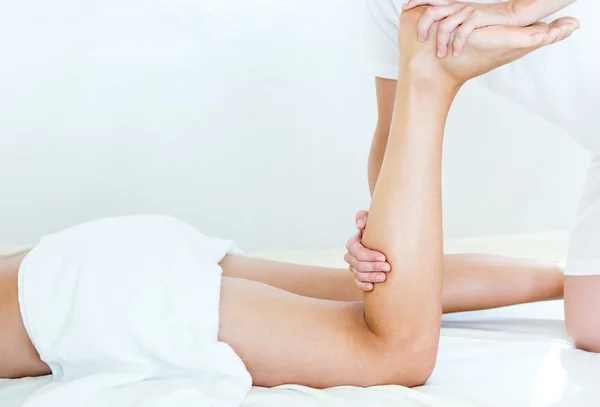 Masażysta robienie masażu na organizm człowieka w salonie spa. — Zdjęcie stockowe