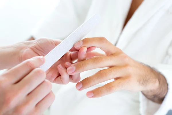 Un uomo che fa manicure nel salone. Concetto bellezza . — Foto Stock