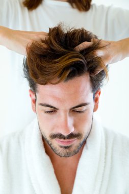 masör masaj spa salon insan vücudunda yapıyor.