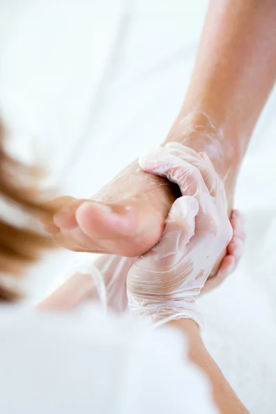 Massagista fazendo massagem no corpo do homem no salão de spa . — Fotografia de Stock