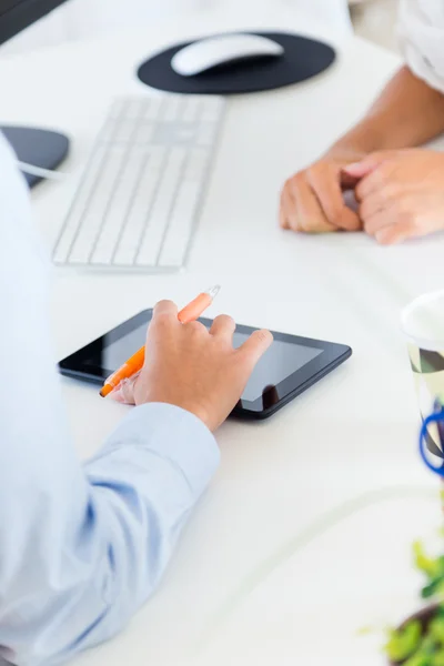 Deux femmes d'affaires travaillant dans le bureau avec tablette numérique . — Photo