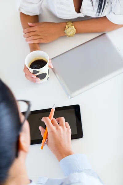 Två affärskvinna arbetande i kontor med digitala tablett. — Stockfoto