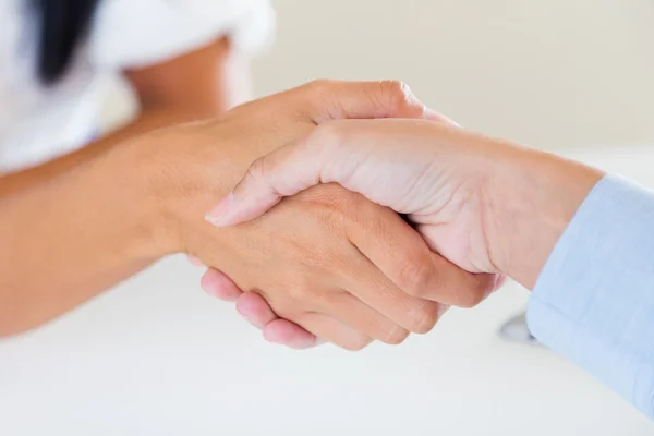 Zakelijke meisjes groeten door handshaking. — Stockfoto