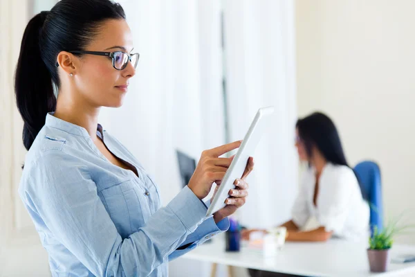 Dos mujeres de negocios trabajando en la oficina con tableta digital . — Foto de Stock