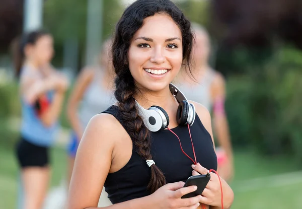 Uitvoeren van meisjes plezier in het park. — Stockfoto