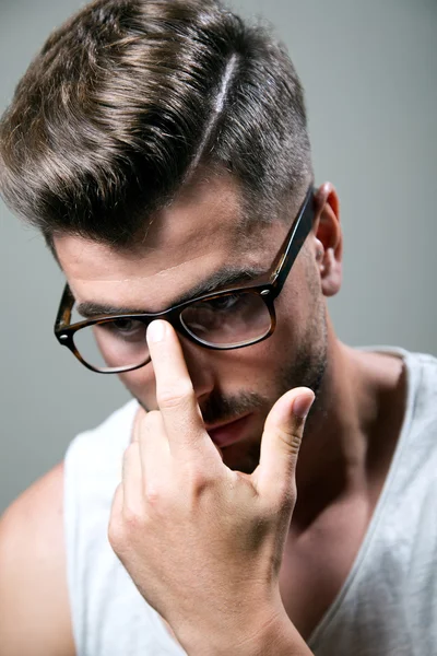 Elegante jonge knappe man. Studio modeportret. — Stockfoto