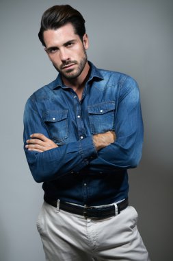 Zarif genç yakışıklı adam. Stüdyo moda portresi.