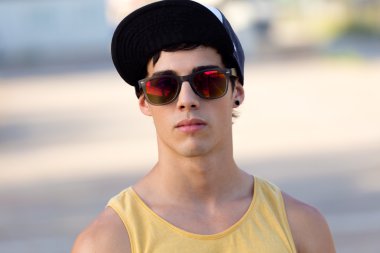 bir yaz gününde şapka ile genç çekici bir adam.