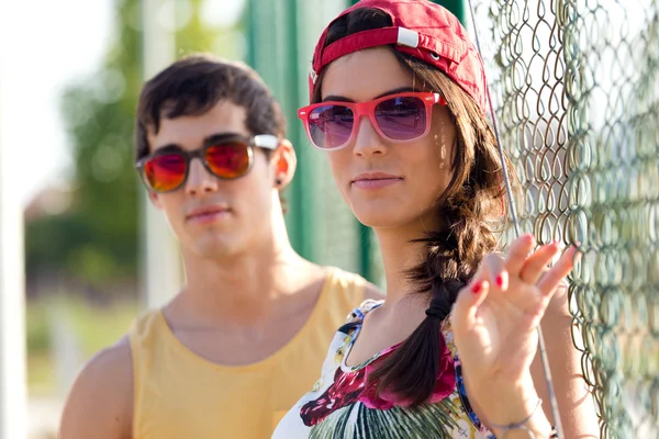 Dois amigos se divertindo no parque . — Fotografia de Stock