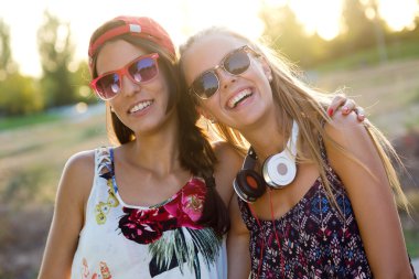 genç güzel kız parkta eğleniyor.