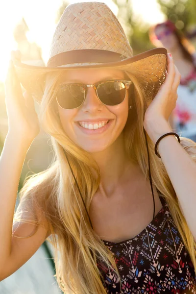 Junge attraktive Frau mit Hut an einem Sommertag. — Stockfoto