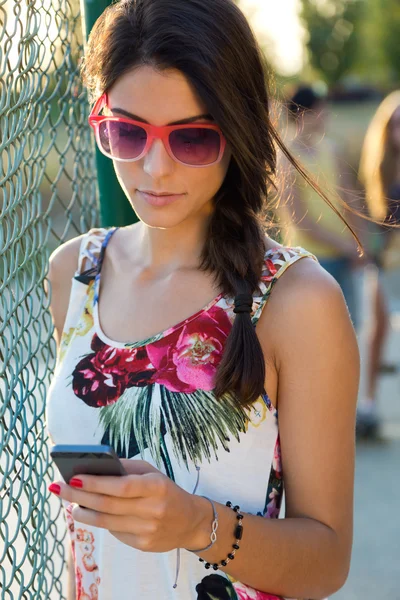 Mooi meisje texting met haar telefoon. — Stockfoto