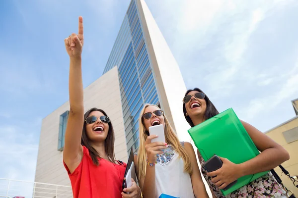 Söt student tjejer ha kul i parken efter skolan — Stockfoto