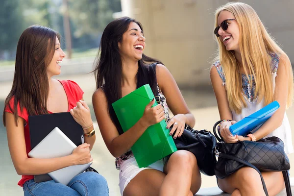 Söt student tjejer ha kul i parken efter skolan — Stockfoto