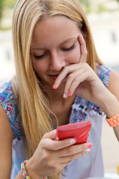 Jovem loira bonita conversando com o smartphone — Fotografia de Stock