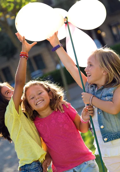 Grupo de niños divirtiéndose en el parque . — Foto de Stock