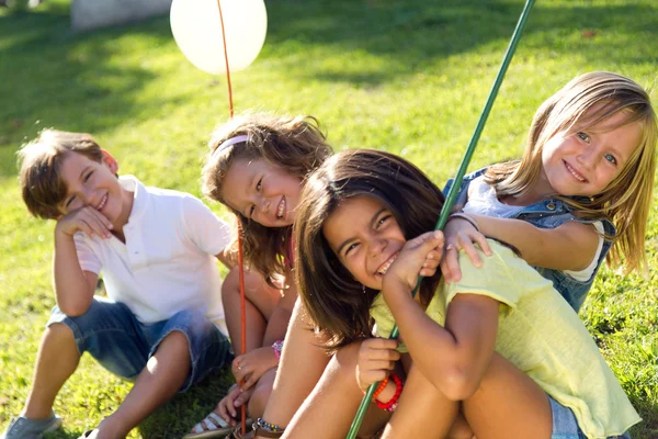 Grupp av barn har roligt i parken. — Stockfoto