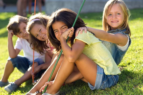 Kindergruppe vergnügt sich im Park. — Stockfoto