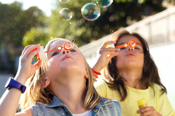 Kindergruppe vergnügt sich im Park. — Stockfoto