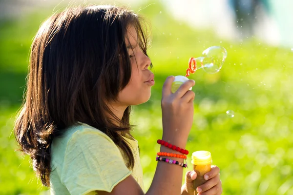 Hermosos niños divirtiéndose en el parque . — Foto de Stock