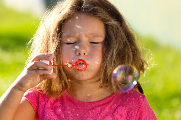 Crianças bonitas se divertindo no parque . — Fotografia de Stock