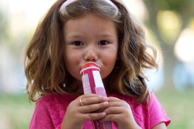 güzel çocuk parkta eğleniyor.