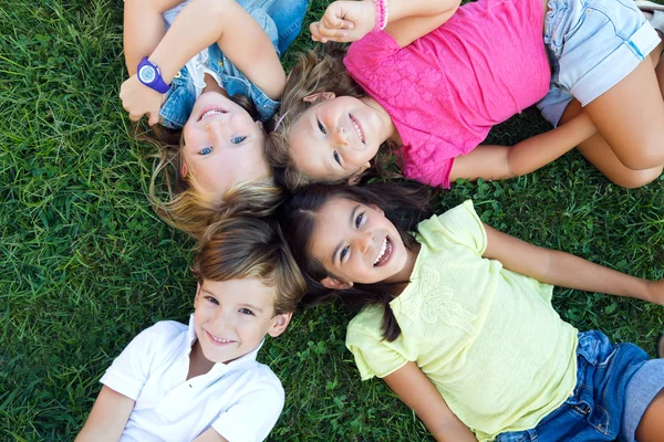 Kindergruppe vergnügt sich im Park. — Stockfoto