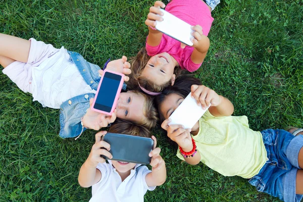 Grupp av barn med en selfie i parken. — Stockfoto