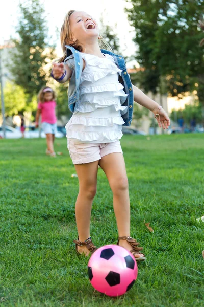 Grupp av barn har roligt i parken. — Stockfoto