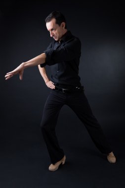 siyah arka plan üzerinde güzel bir elbise, genç flamenko dansçısı.