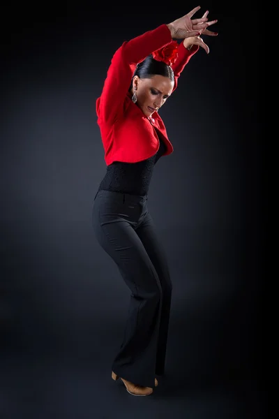 Jovem dançarina de flamenco em belo vestido em fundo preto . — Fotografia de Stock