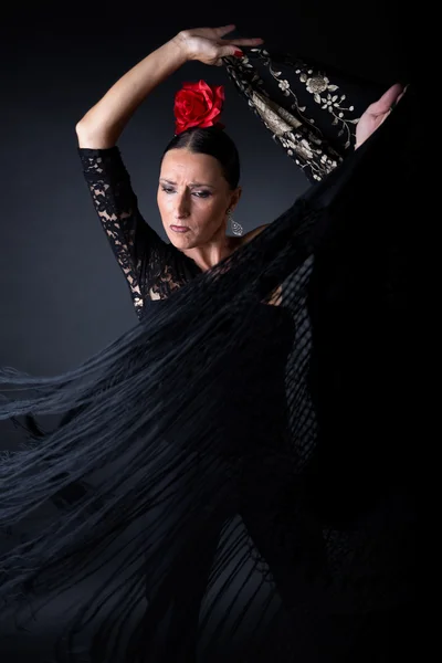 Giovane ballerina di flamenco in bellissimo vestito su sfondo nero . — Foto Stock