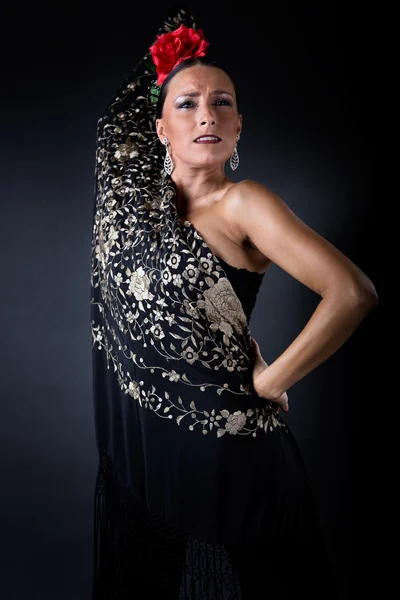 黒の背景に美しいドレスの若いフラメンコ ダンサー. — ストック写真
