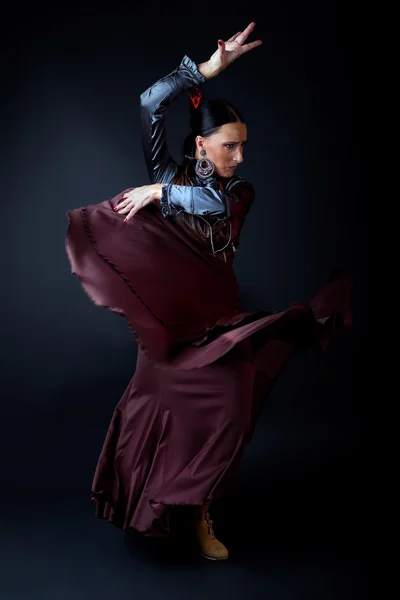 Joven bailarina de flamenco en precioso vestido sobre fondo negro . —  Fotos de Stock