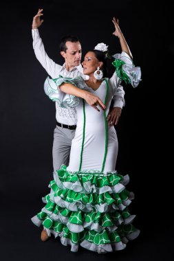 siyah arka plan üzerinde güzel bir elbise genç flamenco dansçıları.