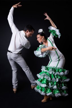 siyah arka plan üzerinde güzel bir elbise genç flamenco dansçıları.