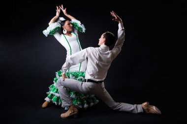 siyah arka plan üzerinde güzel bir elbise genç flamenco dansçıları.